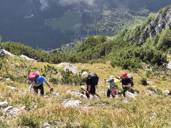 »Položnejši« del vzpona na Srednjo Ponco, spodaj Tamar.
