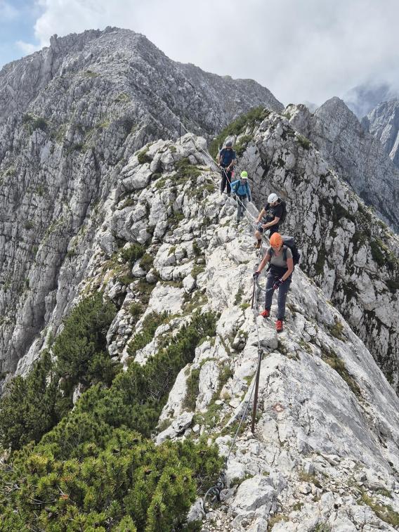 Prečenje grebena nad škrbino, zadaj Srednja Ponca.