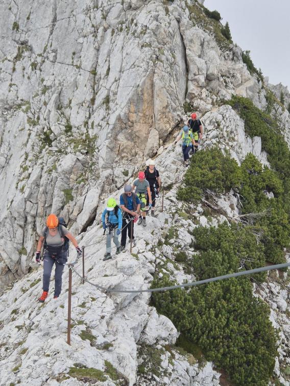 Preko grebena nad škrbino med Visoko in Srednjo Ponco. 